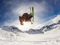 郑钦文谦逊笑语赢人心，曼联血战76人燃爆赛场——两场不同赛道的巅峰对决