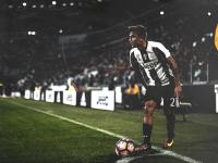 Uzi回归赛场，大胜首场状态亮眼，DWG观众沸腾！